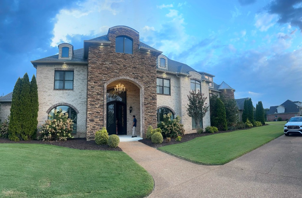 Well-kept brick home with clean windows and landscaping in Middle Tennessee